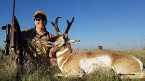 Hunter Customers Hilary Dyer with New Mexico pronghorn 190104 134158