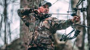 Bowhunter in Frog Toggs Realtree